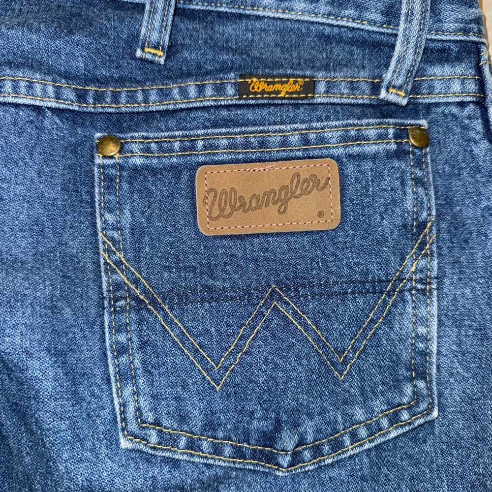 Wrangler Blue Relaxed Fit Jeans Timeless Style - Picture 2 of 9